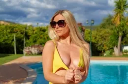 Elle Hunter at Hayley's Secrets | Shades