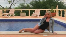 Sara Louise at Hayley's Secrets | Retro BTS