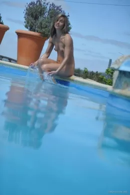 Melanie Walsh at Girlfolio | melanie 007