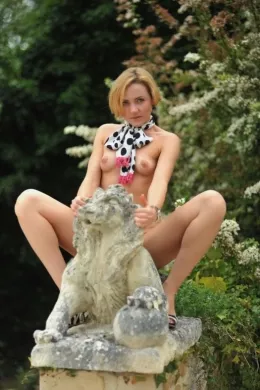 Adriana at Girlfolio | Statuesque