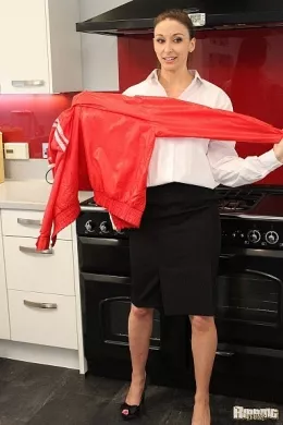 Aaliyah at Ripping 4 Fun | Aaliyah Johnson thanks the member of Ripping4fun who contributed this red jacket for destruction on the site and she takes to her task with a passion for ripping.