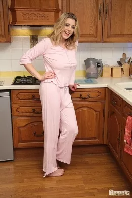 Saphire at Ripping 4 Fun | We catch Saphire in her pyjamas. can we convince her to destroy them for us?