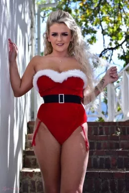 Lycia Sharyl at Lycia Sharyl | I get really excited by the build up to Christmas and then I panic when it is just around the corner and I still have soooo much to do! I love the feeling it is just around the corner. These sexy shots were done on a wine estate in South Africa last year. I could just enjoy a nice big refreshing glass of wine right now but sadly I have far too much Christmas shopping left. I must dash, these presents aint gonna wrap themselves! Lycia xxx