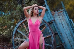 Frankie Hollywood at Hayley's Secrets | Vision In Pink