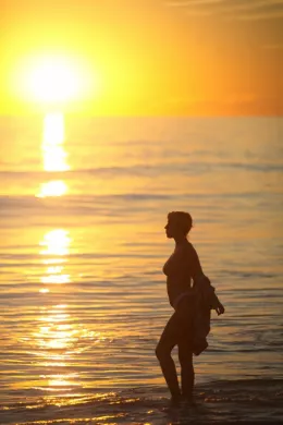 Franky Hollywood at Girlfolio | Watch Franky pose on the beach for some new portfolio pictures!