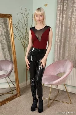 Jessica Louise at Only Opaques