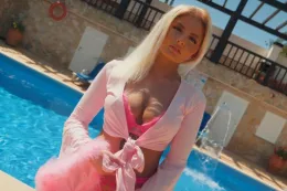 Poppy H at More Than Nylons | Contrasting Elegance