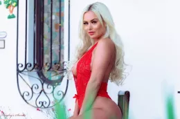 Louise R at Hayley's Secrets | Statuesque