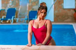 Sophie B at Hayley's Secrets | Splashing Pink